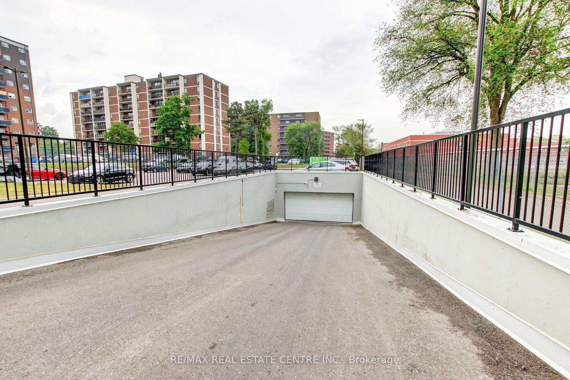 3 Bedrooms Condo at 2345 Confederation, Mississauga For sale