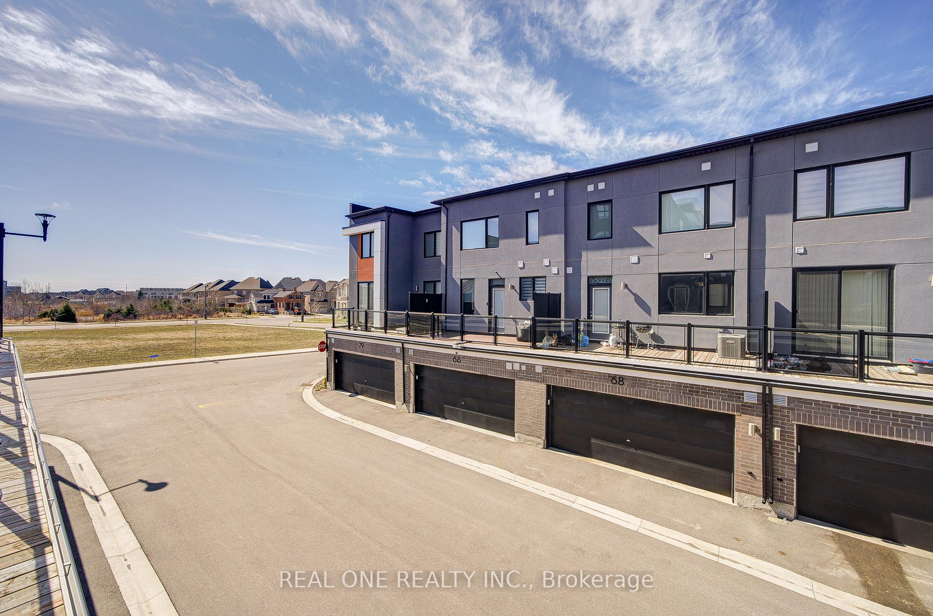 4 Bedrooms Condo at 91 Grovewood Common, Oakville For sale