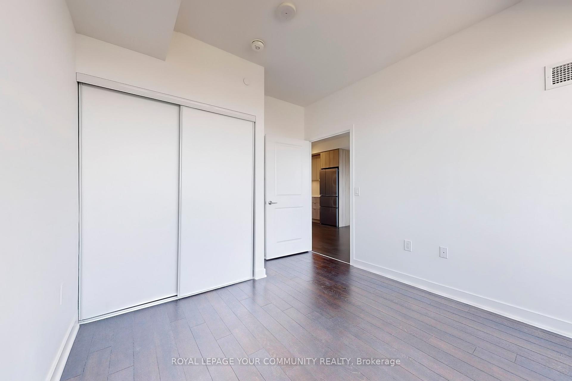 2 Bedrooms Co-op at 100 Eagle Rock, Vaughan For sale