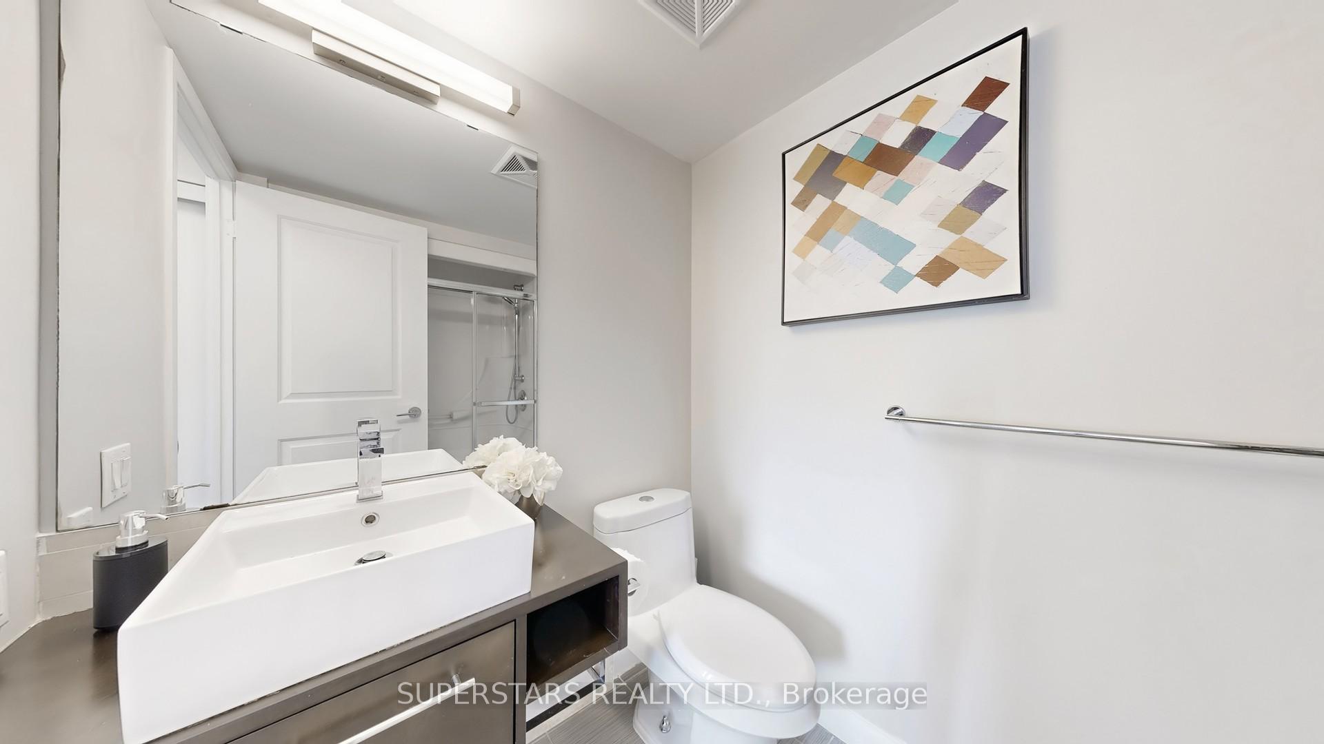 2 Bedrooms Condo at 25 Town Centre, Toronto For sale