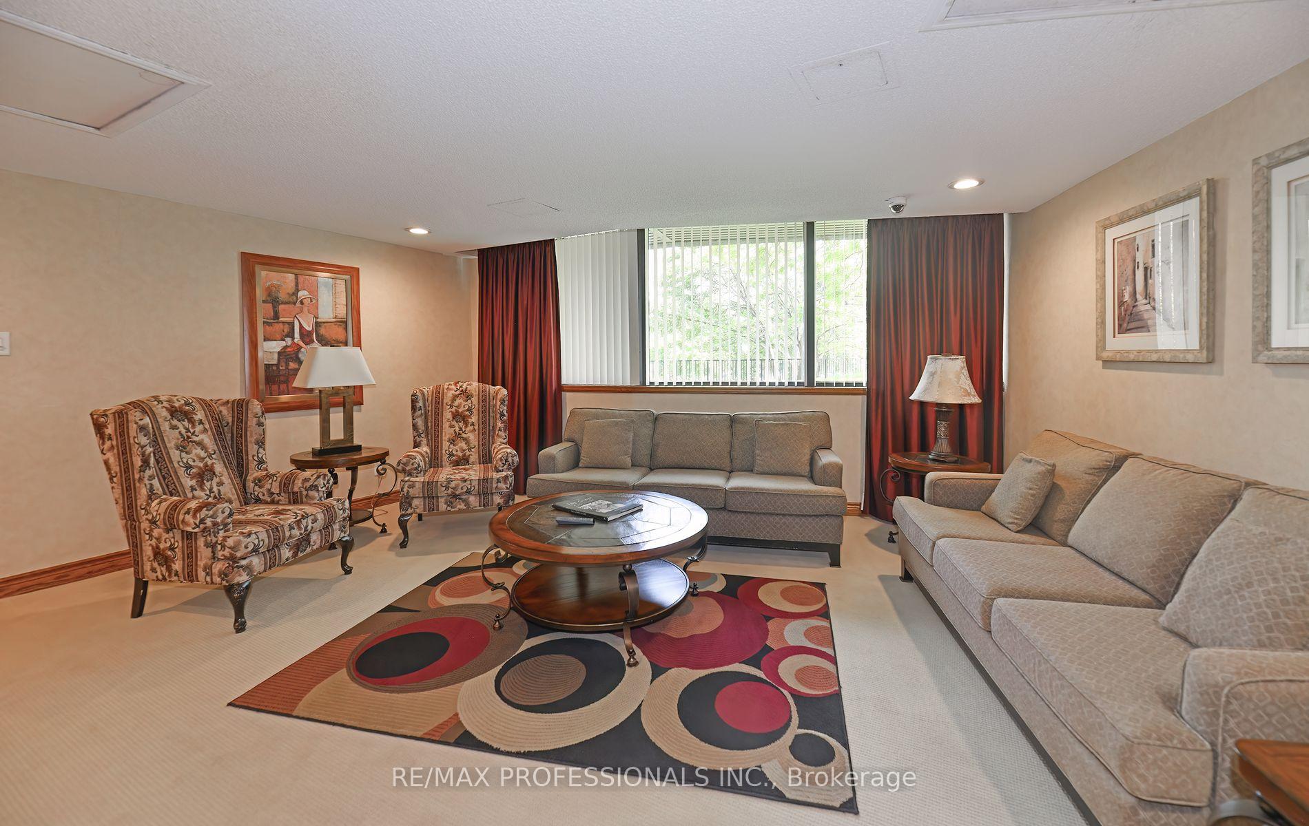 3 Bedrooms Condo at 40 Richview, Toronto For sale