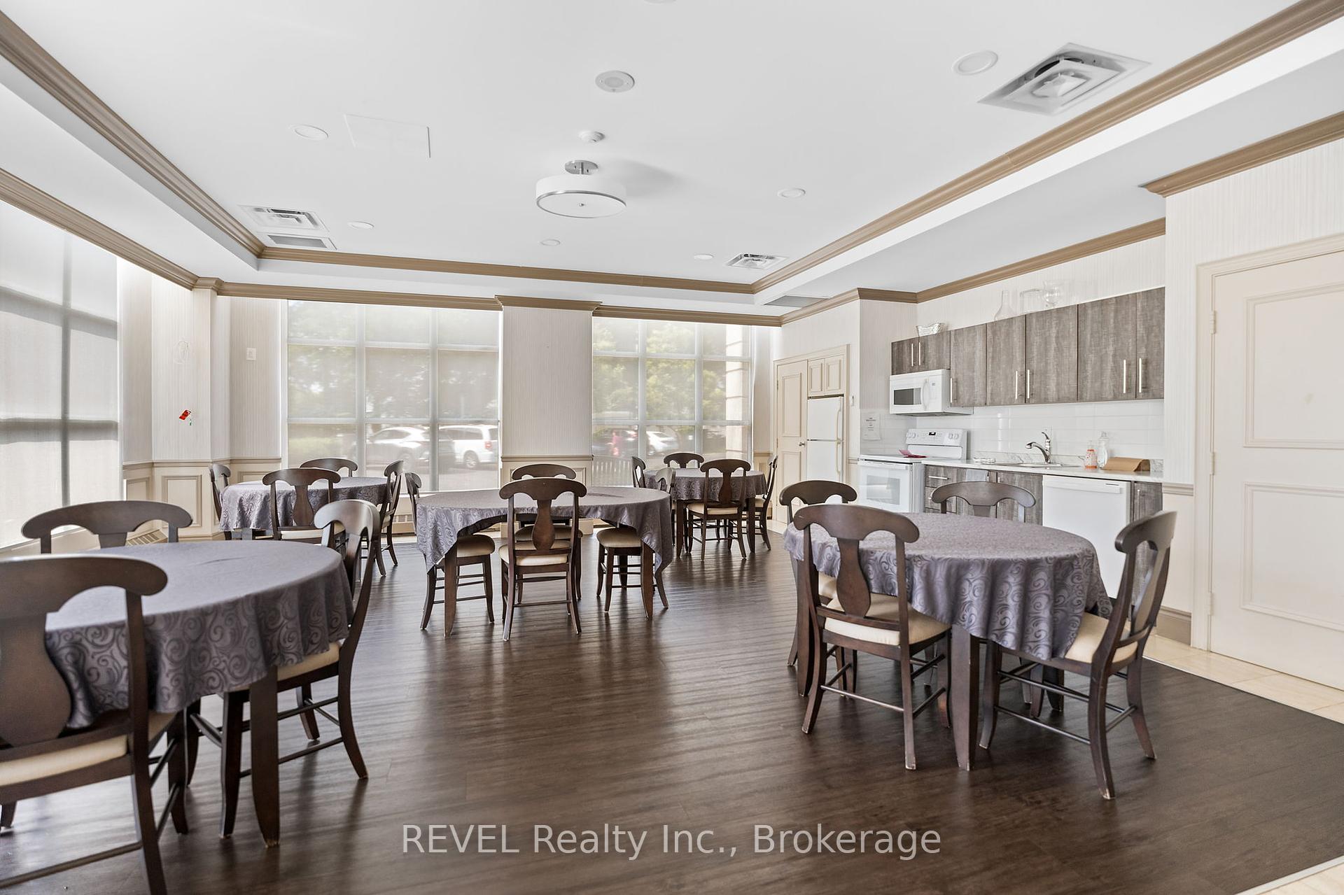 2 Bedrooms Condo at 442 Maple, Burlington For sale