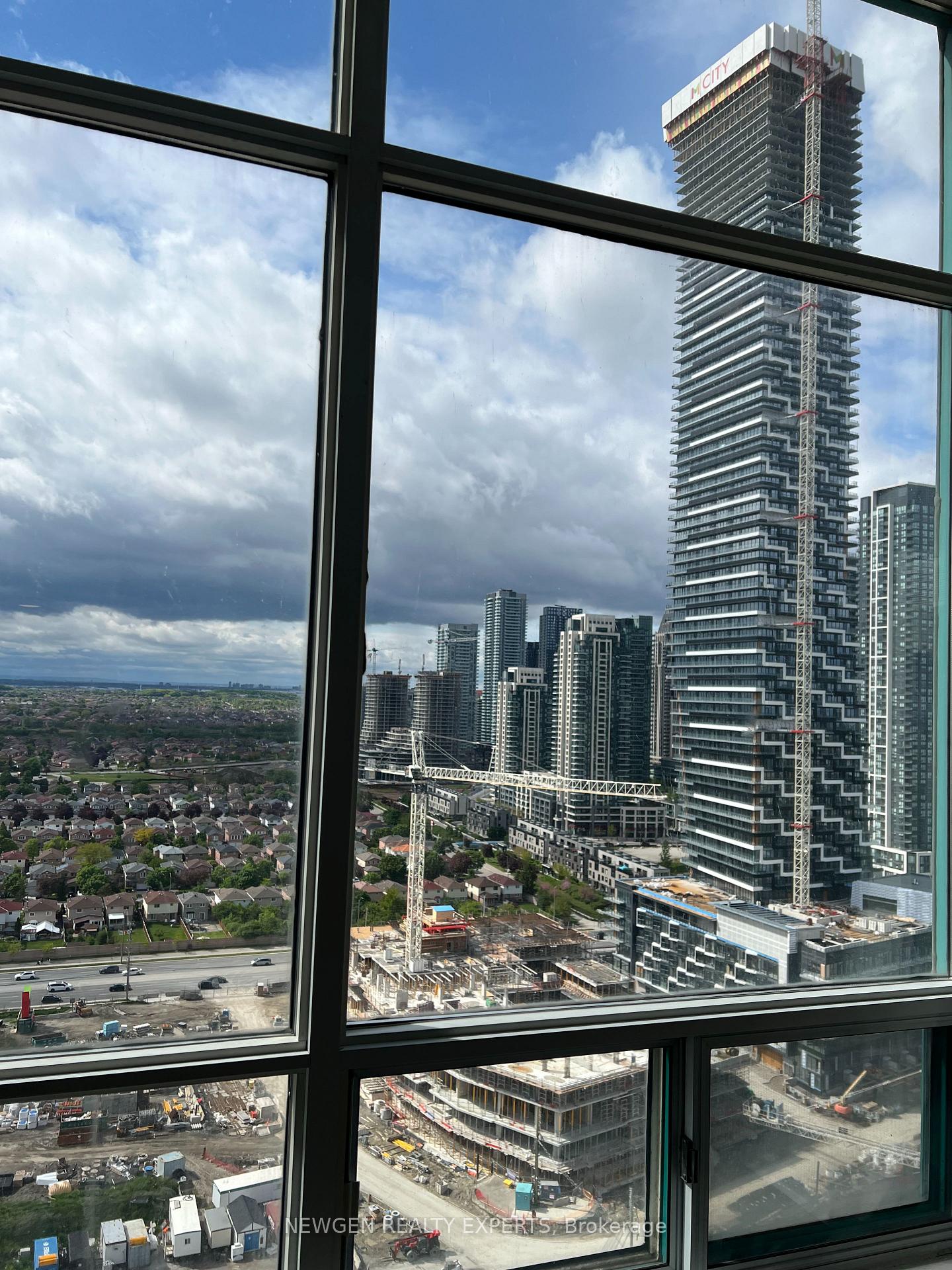 3 Bedrooms Condo at 550 Webb, Mississauga For sale