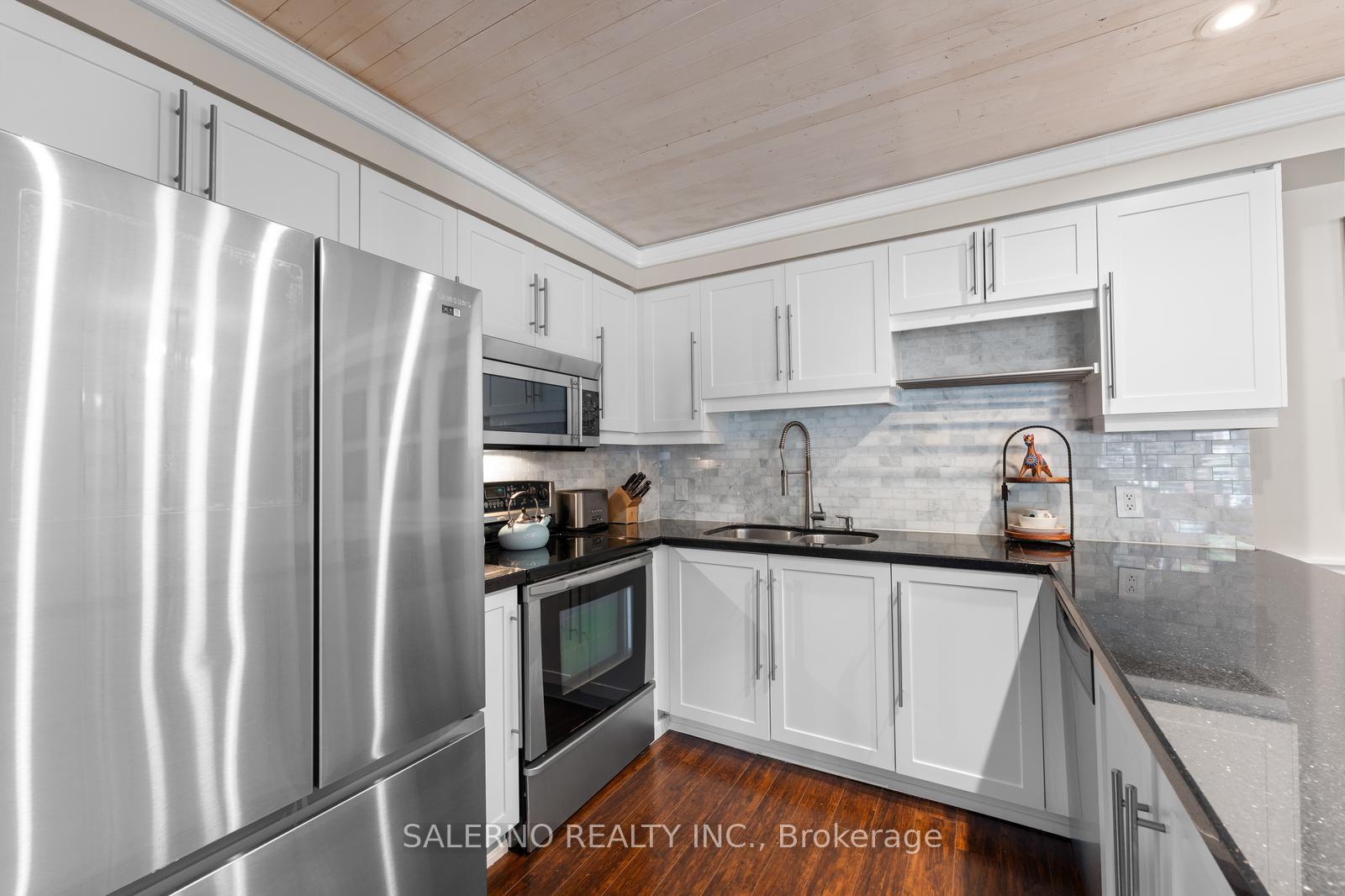 3 Bedrooms Condo at 1701 Lampman, Burlington For sale
