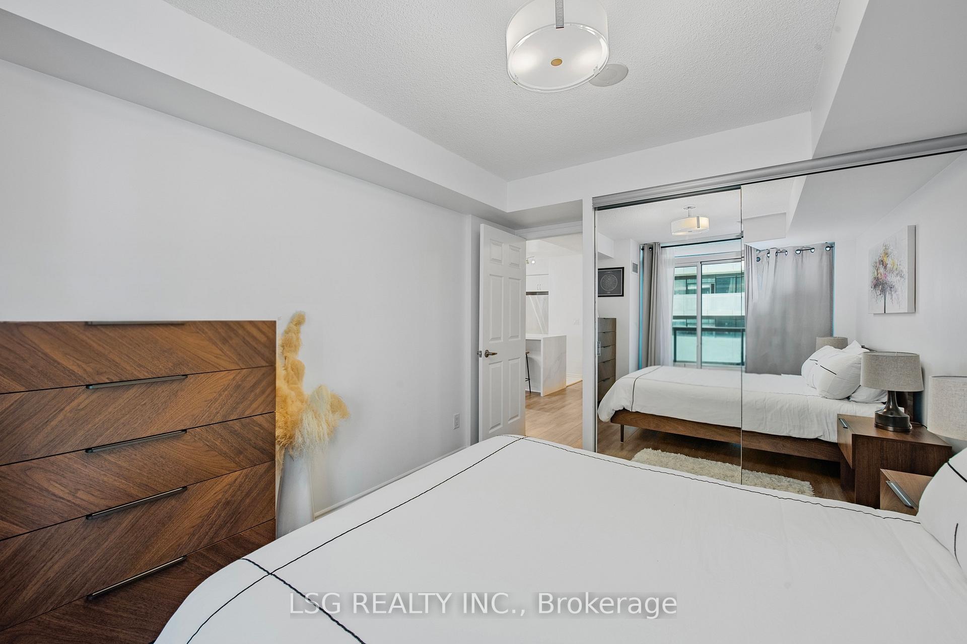 2 Bedrooms Condo at 19 Grand Trunk, Toronto For sale
