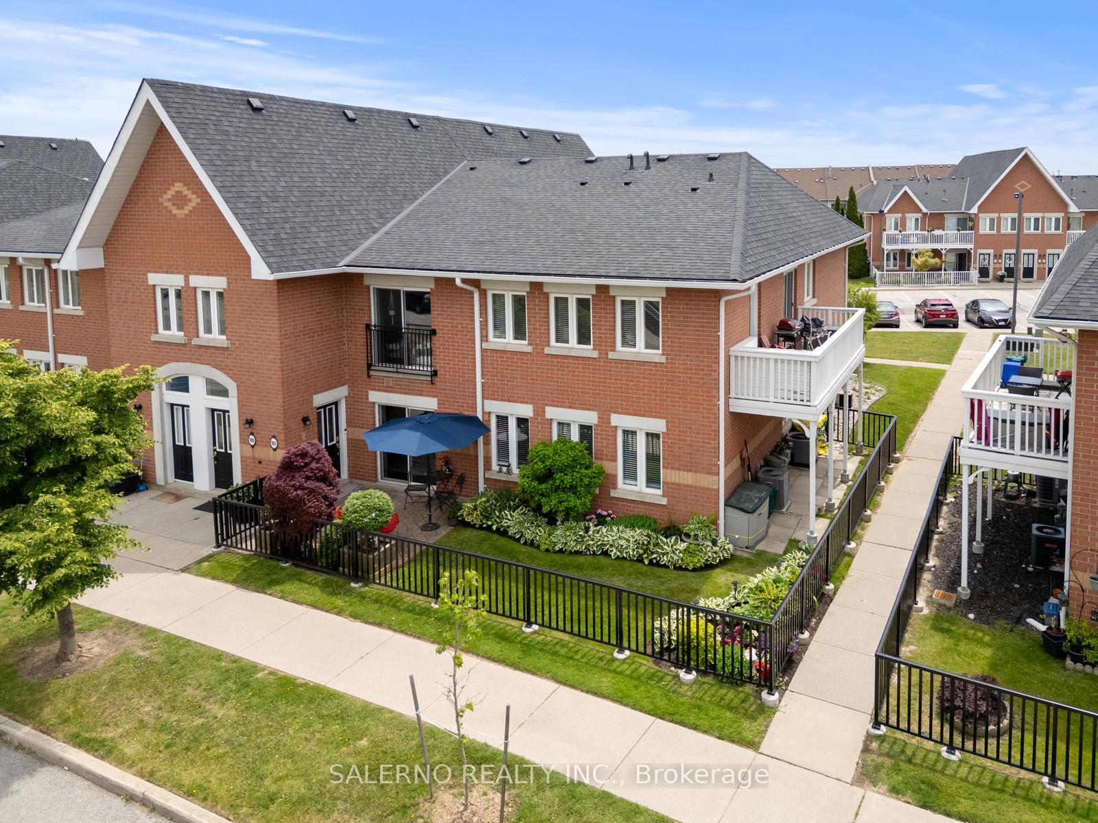 3 Bedrooms Condo at 1701 Lampman, Burlington For sale