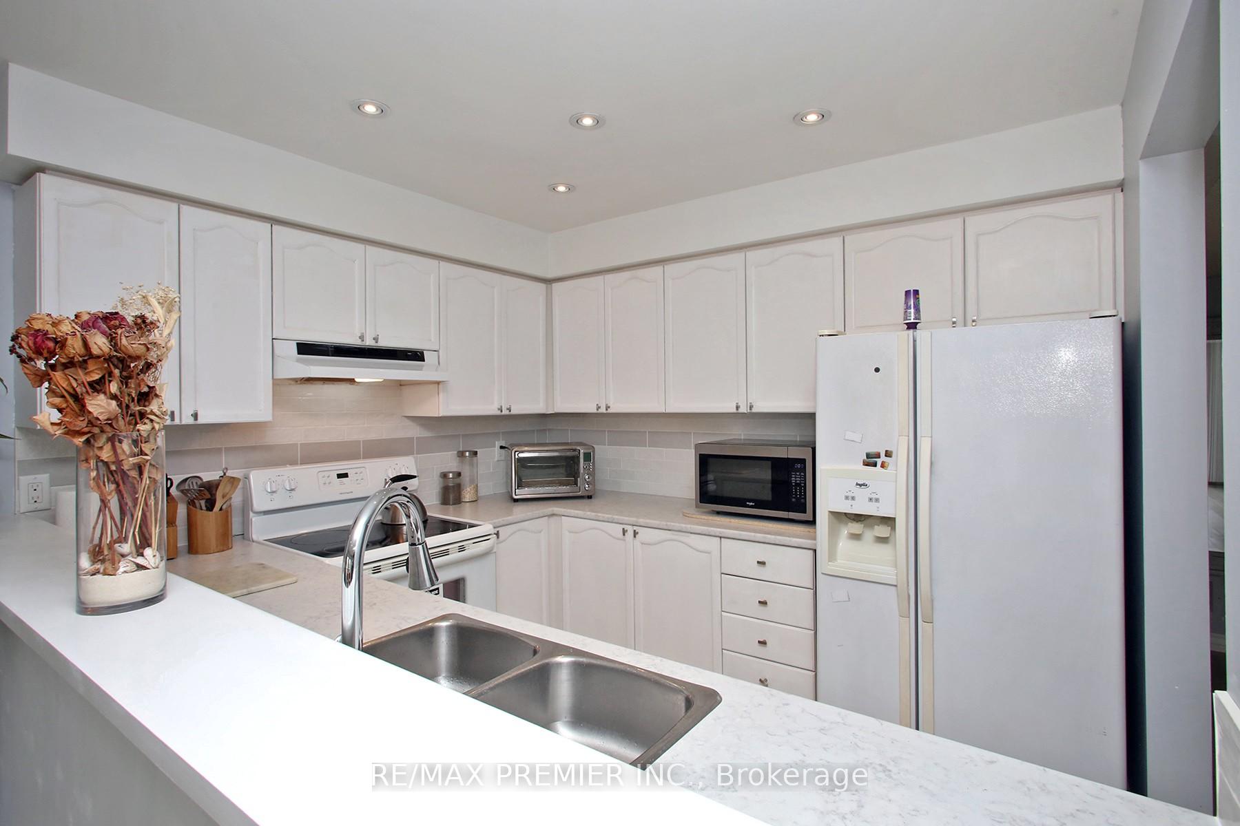 3 Bedrooms Condo at 45 Bristol, Mississauga For sale