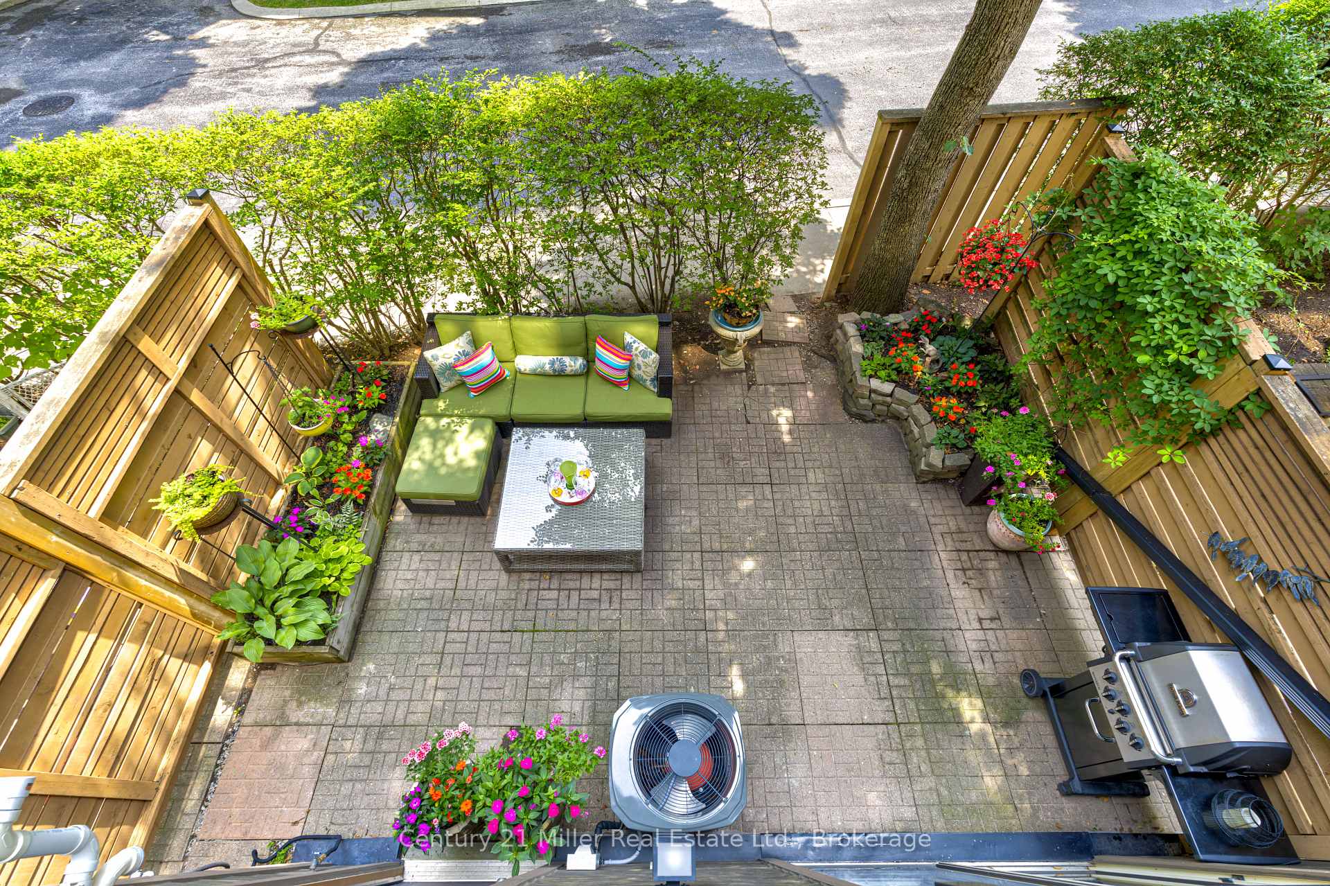 3 Bedrooms Condo at 1120 Queens, Oakville For sale