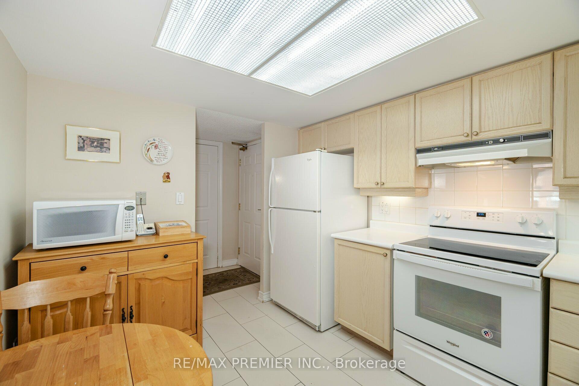 2 Bedrooms Condo at 121 Woodbridge,  Vaughan For sale