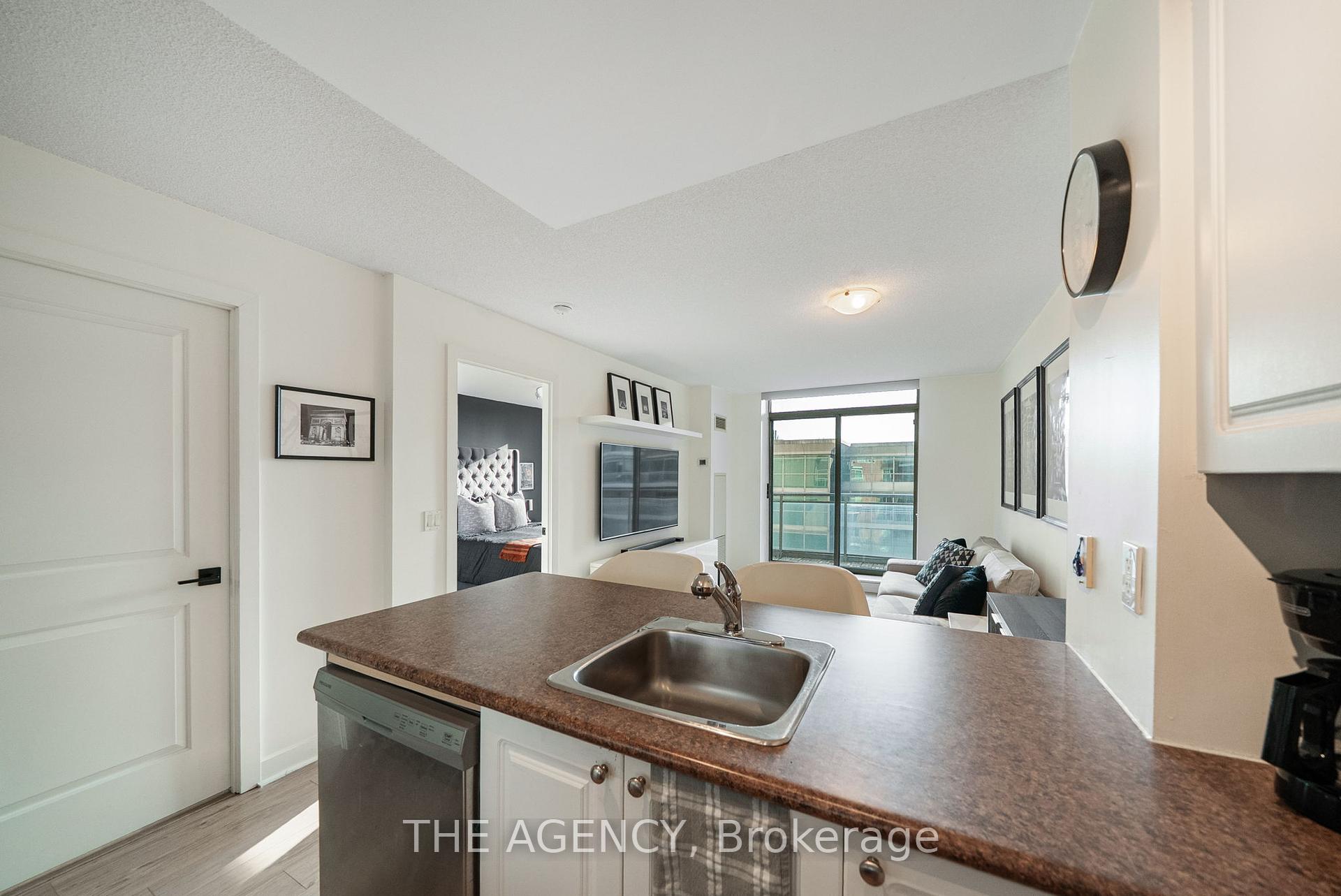 2 Bedrooms Condo at 50 Lynn Williams, Toronto For sale