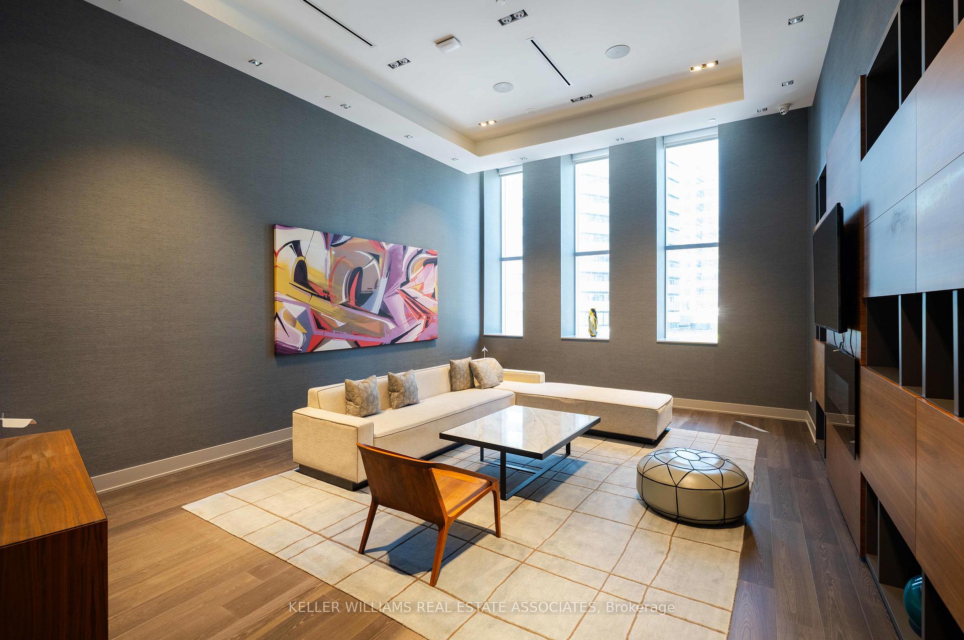 2 Bedrooms Condo at 10 York, Toronto For sale