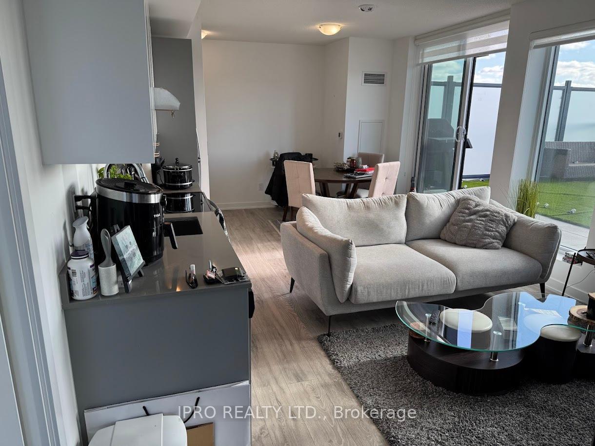 2 Bedrooms Condo at 3200 Dakota, Burlington For sale