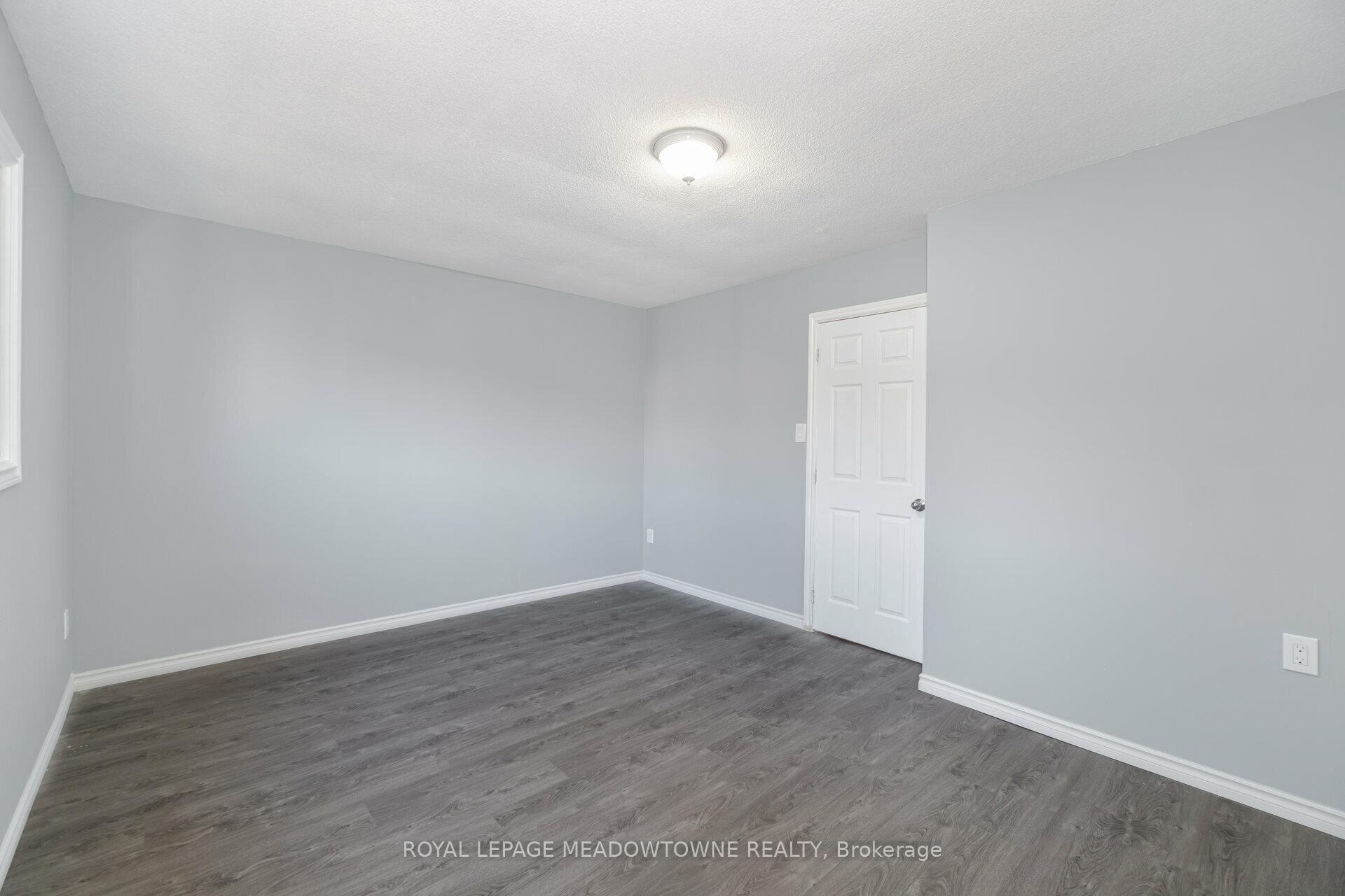 3 Bedrooms Condo at 11 Harrisford, Hamilton For sale