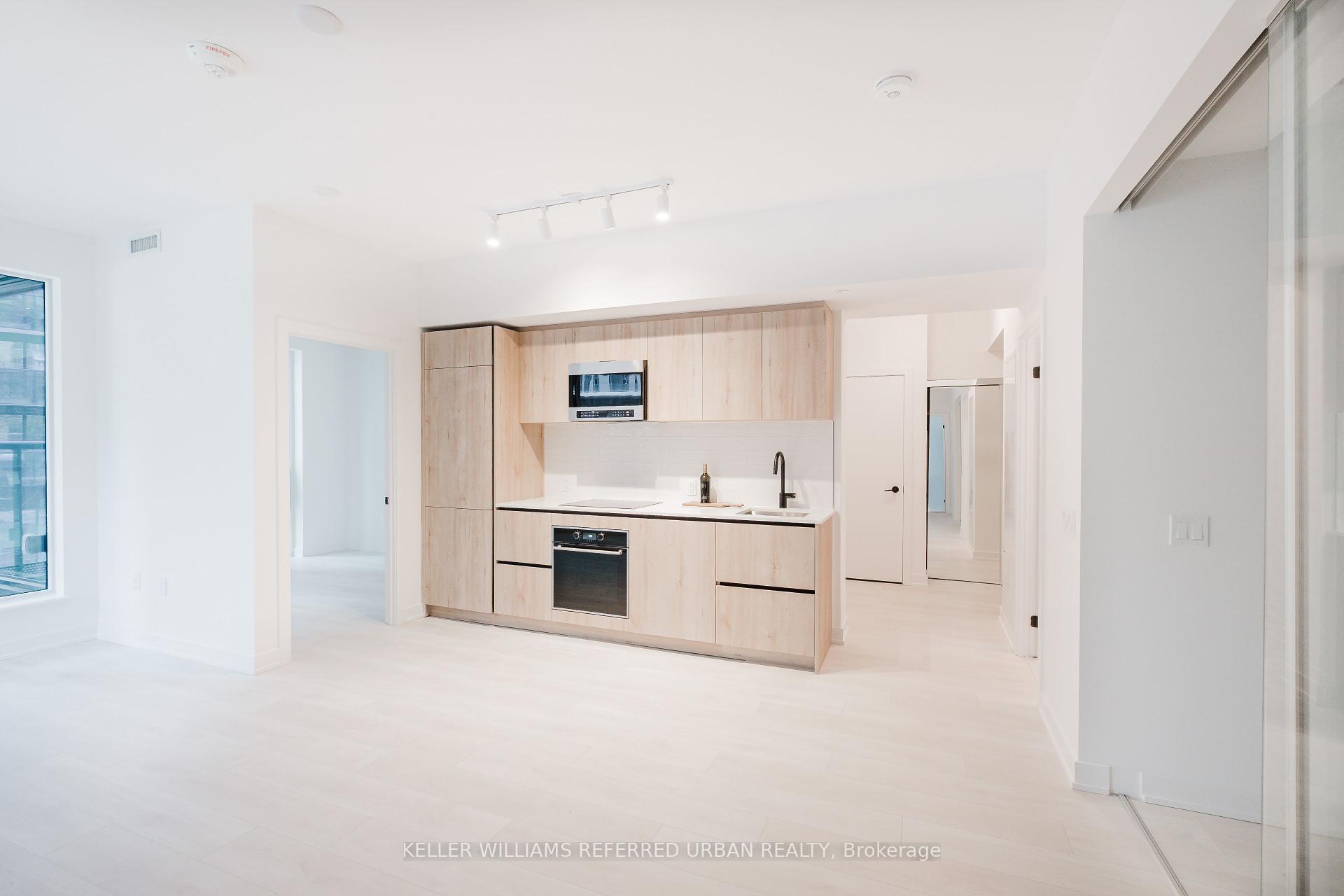 3 Bedrooms Condo at 127 Broadway, Toronto For sale
