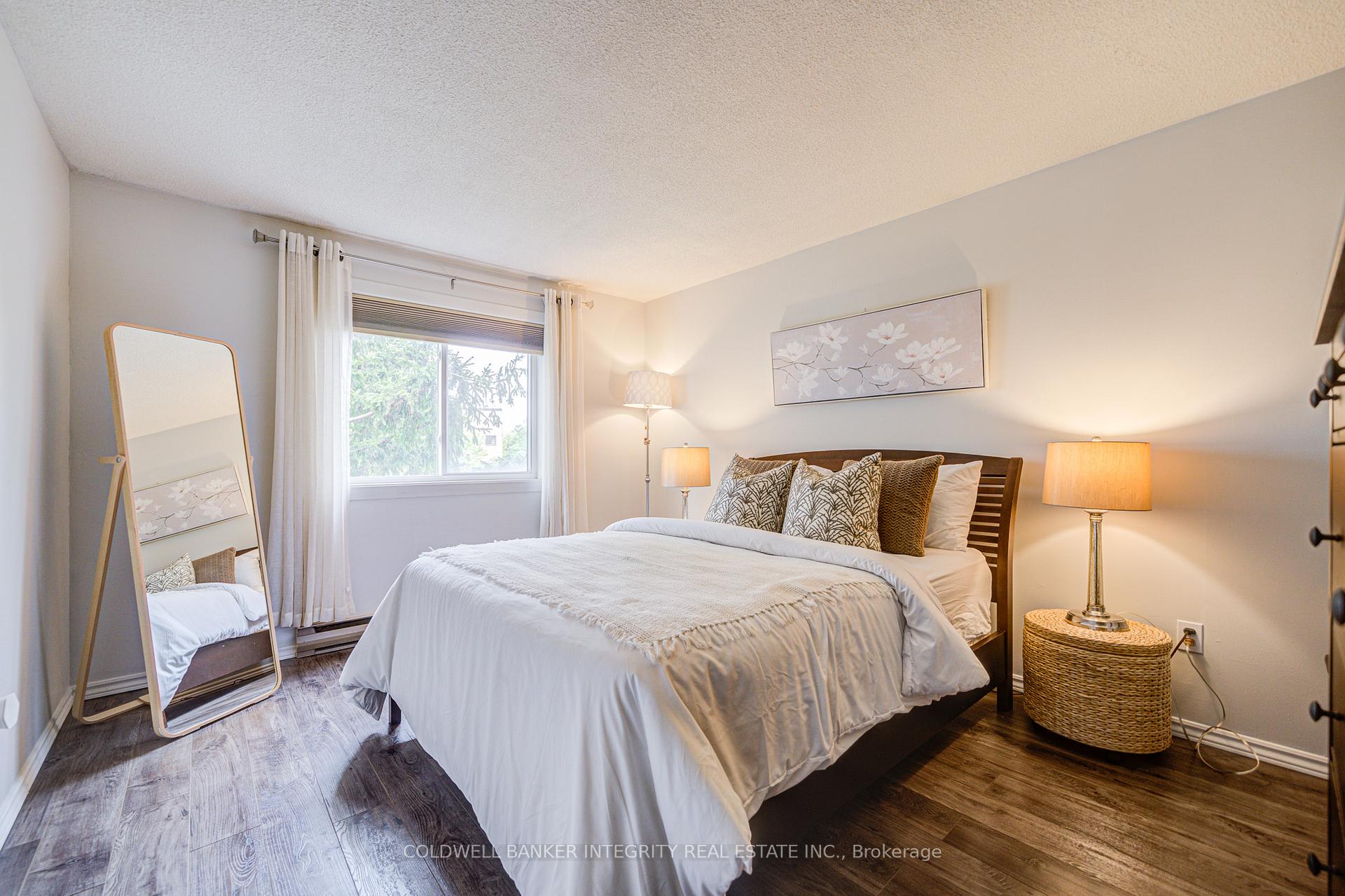 3 Bedrooms Condo at 1036 Falgarwood, Oakville For sale