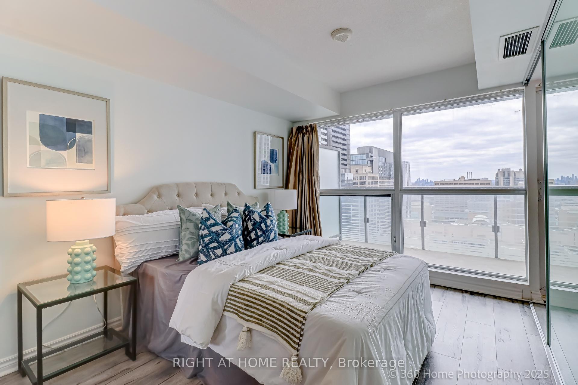2 Bedrooms Condo at 386 Yonge, Toronto For sale
