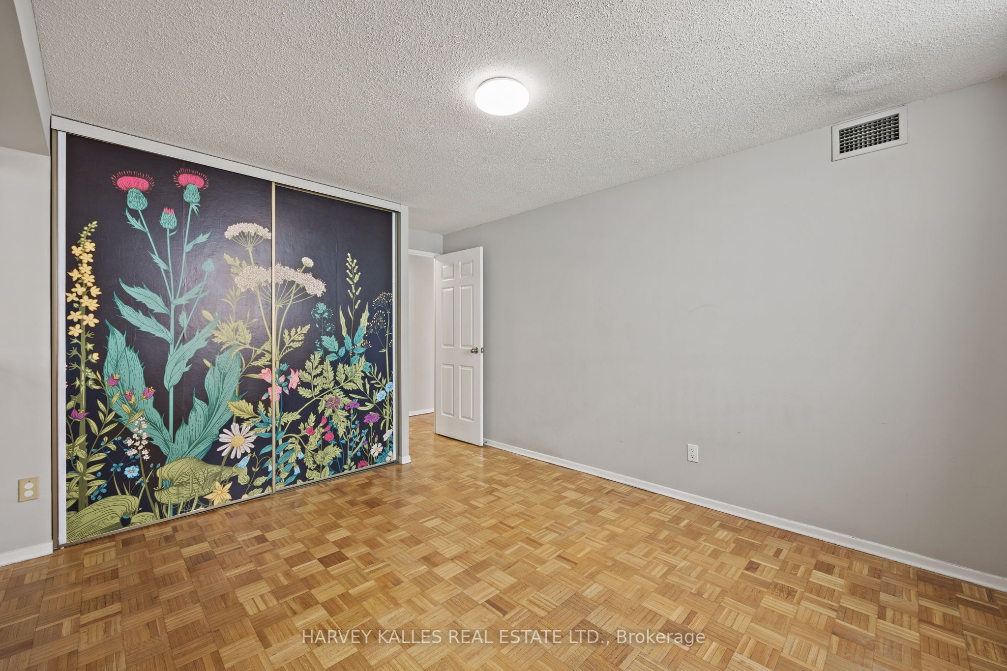 89 Mccaul Street 923