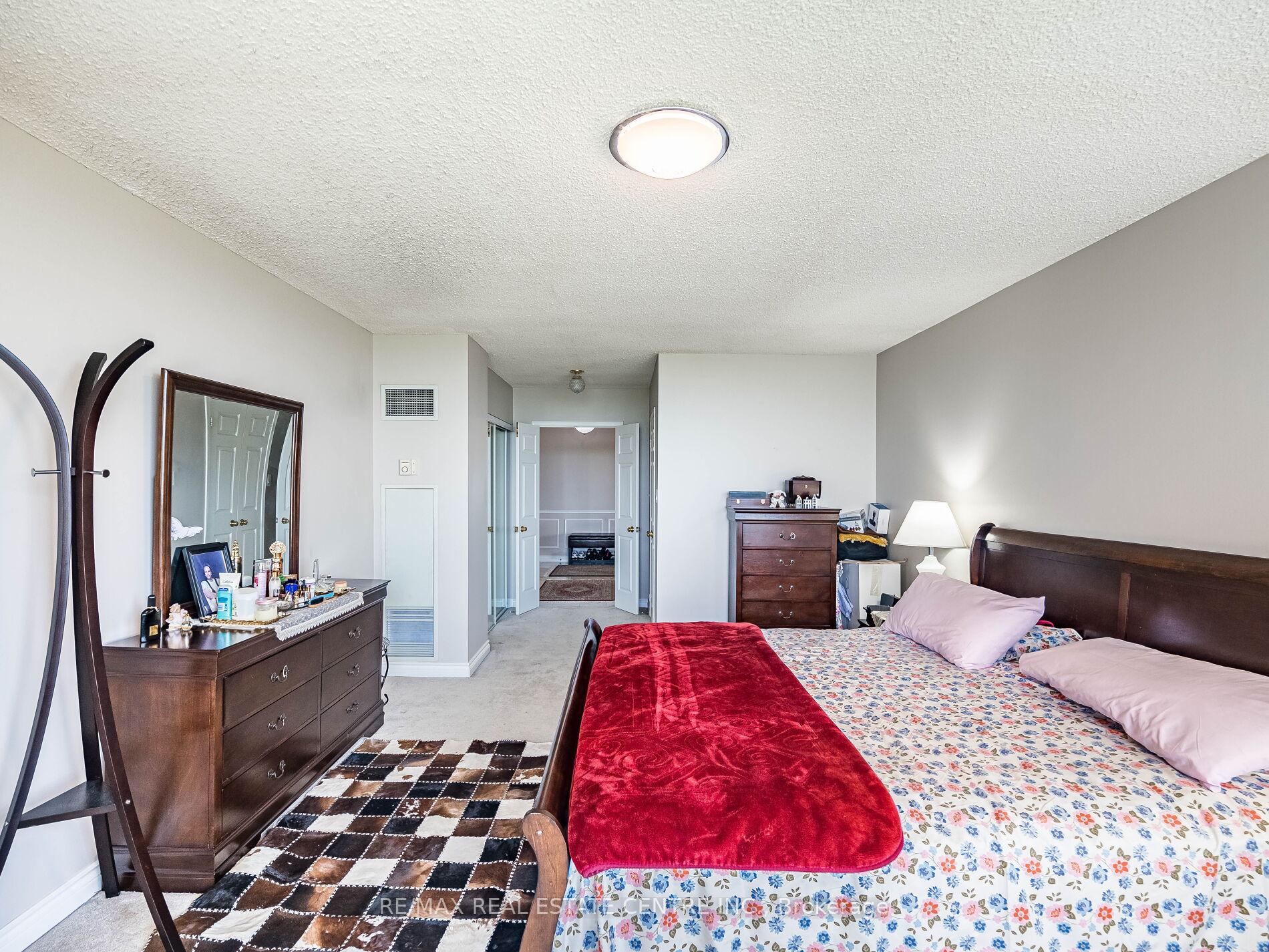 3 Bedrooms Condo at 168 Bonis, Toronto For sale