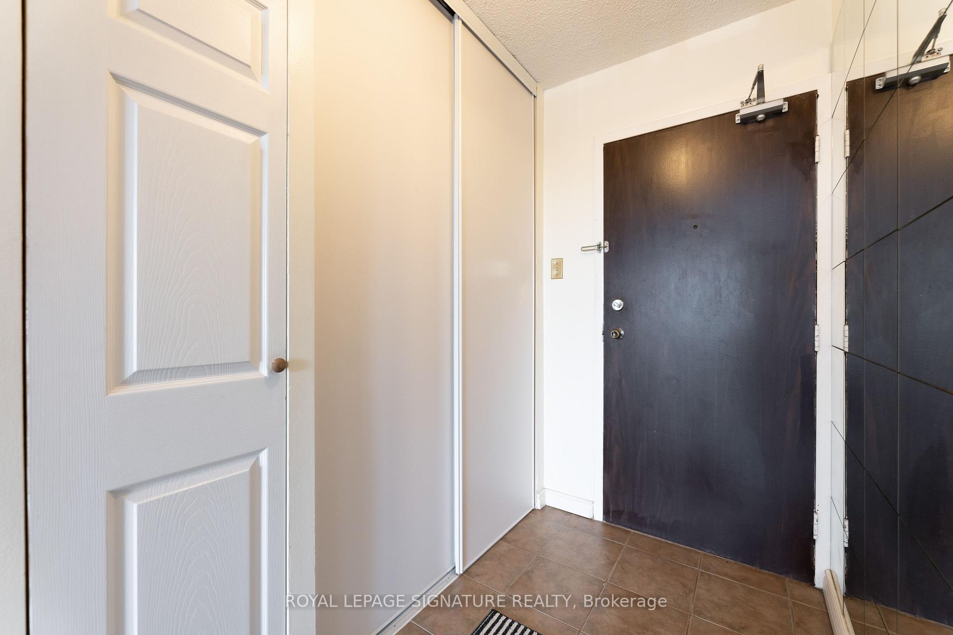 2 Bedrooms Condo at 15 Torrance, Toronto For sale