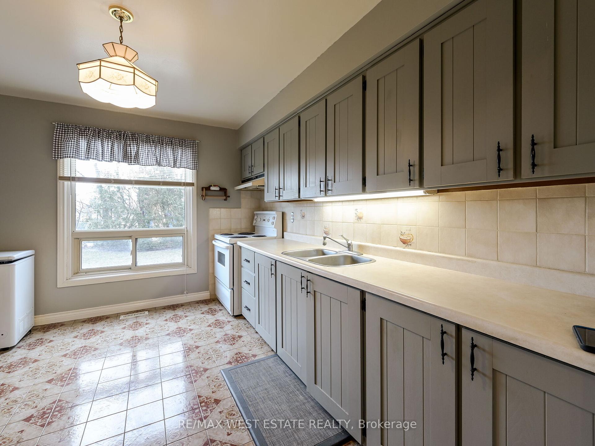 4 Bedrooms Condo at 3665 Flamewood,  Mississauga For sale