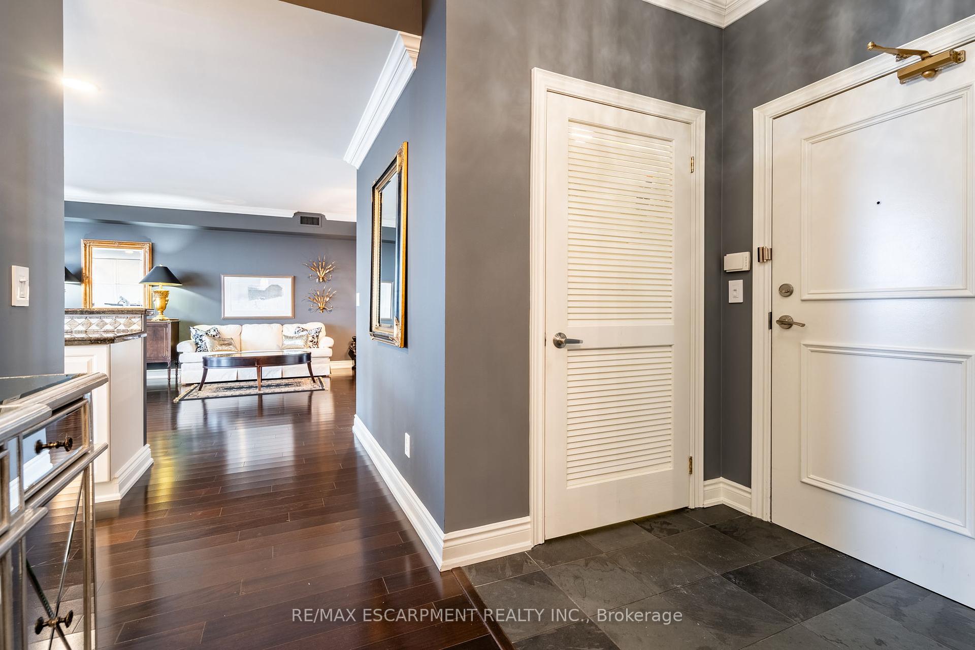 2 Bedrooms Condo at 1477 Lakeshore, Burlington For sale