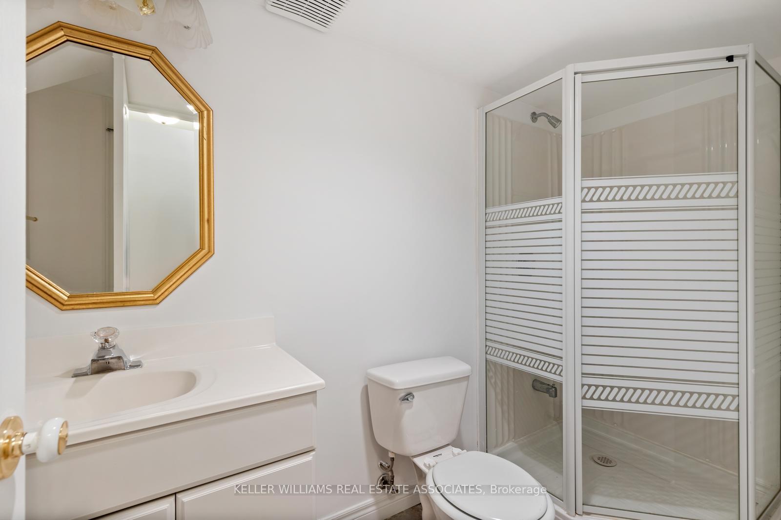 3 Bedrooms Condo at 5480 Glen Erin, Mississauga For sale