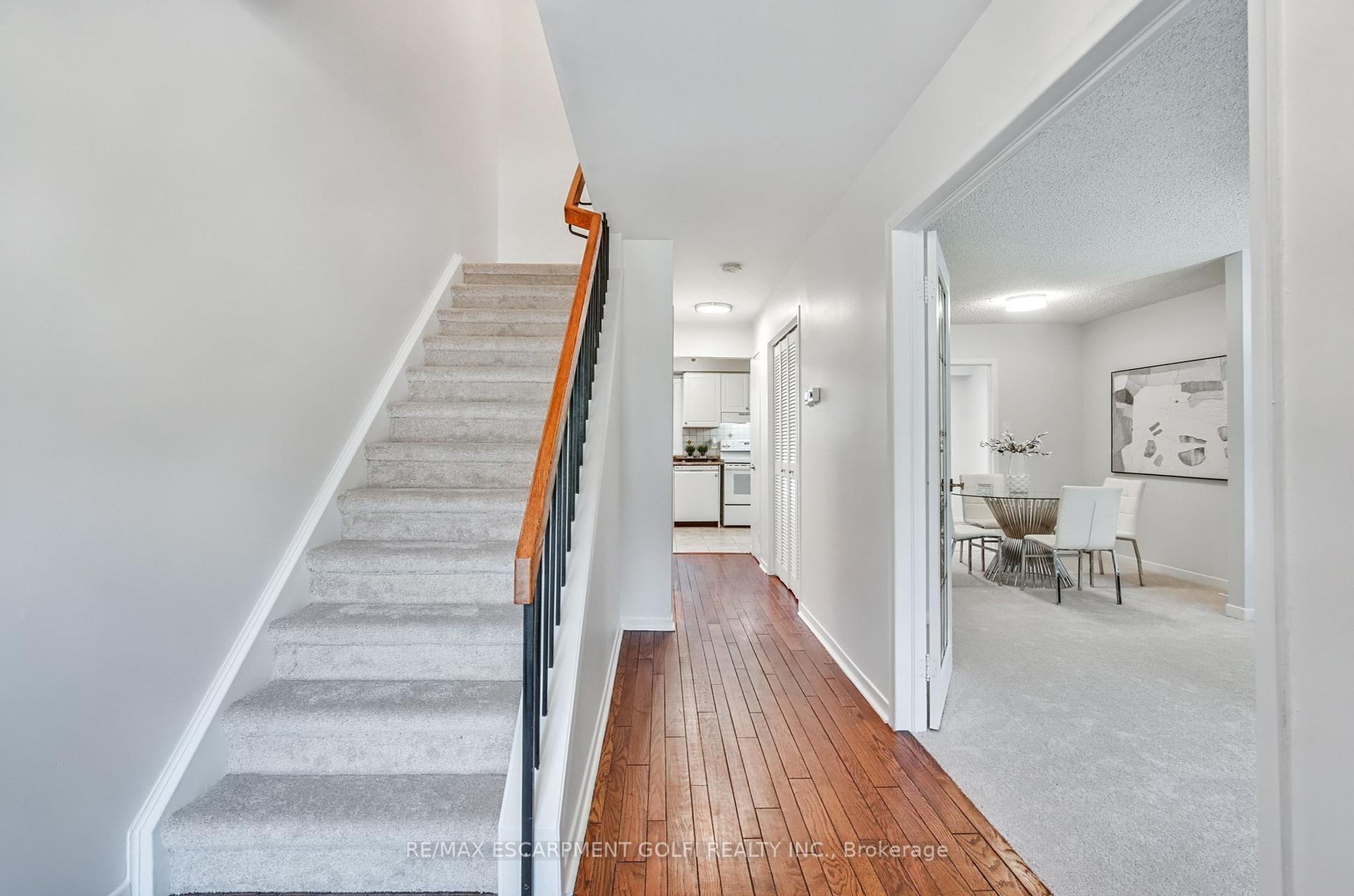 4 Bedrooms Condo at 3041 Glencrest,  Burlington For sale