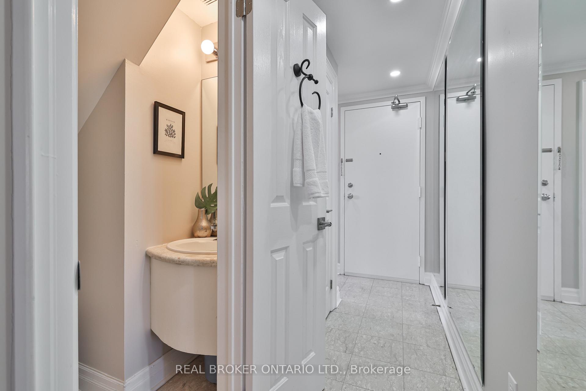 2 Bedrooms Condo at 195 Poplar Plains, Toronto For sale