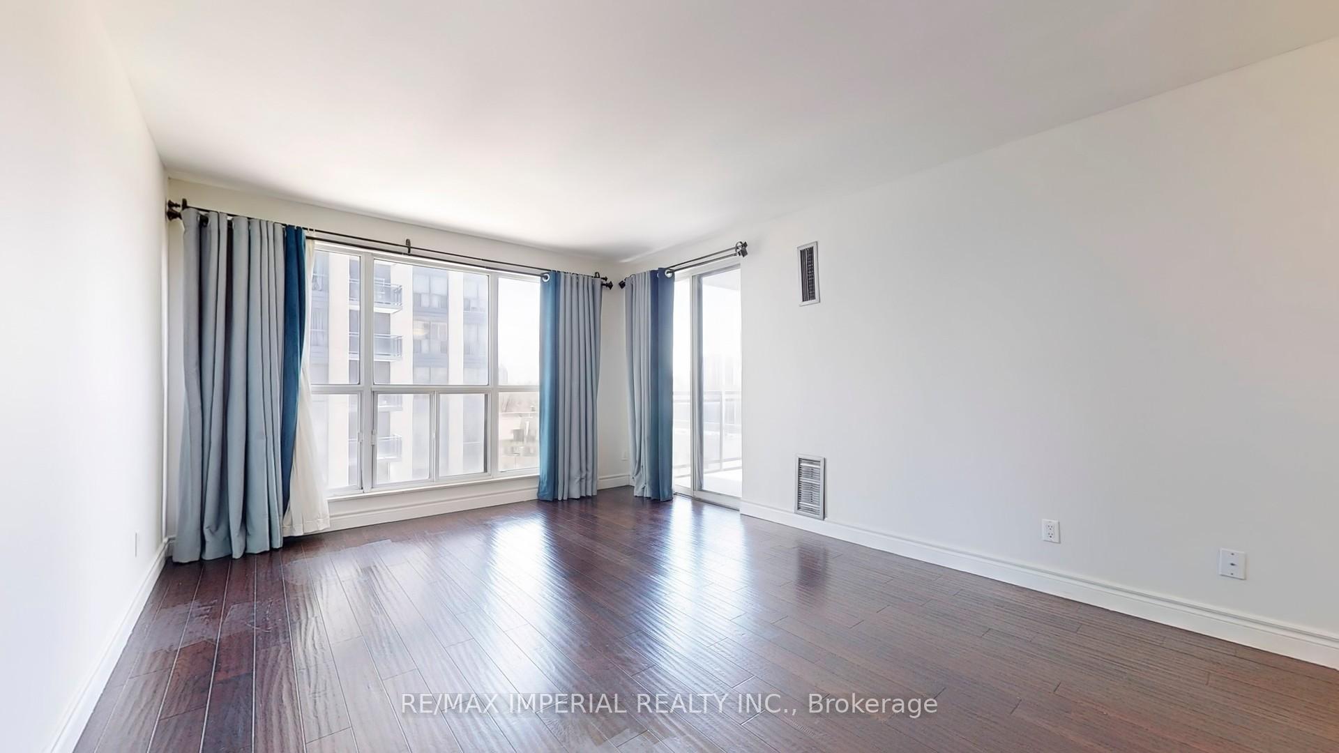 3 Bedrooms Condo at 18 Hollywood, Toronto For sale