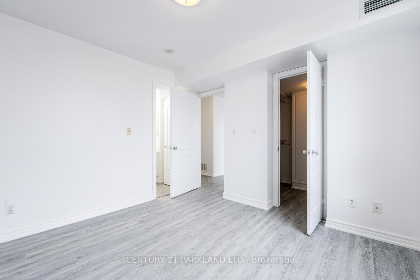 3 Bedrooms Condo at 8 Rean, Toronto For sale