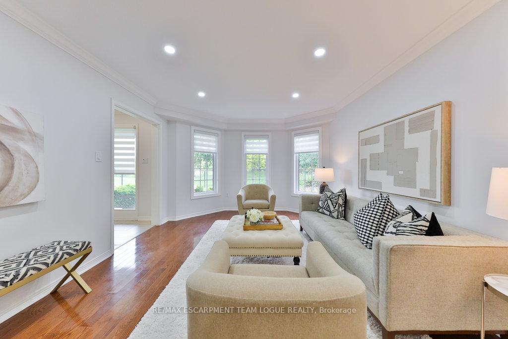 4 Bedrooms Condo at 2145 Country Club, Burlington For sale