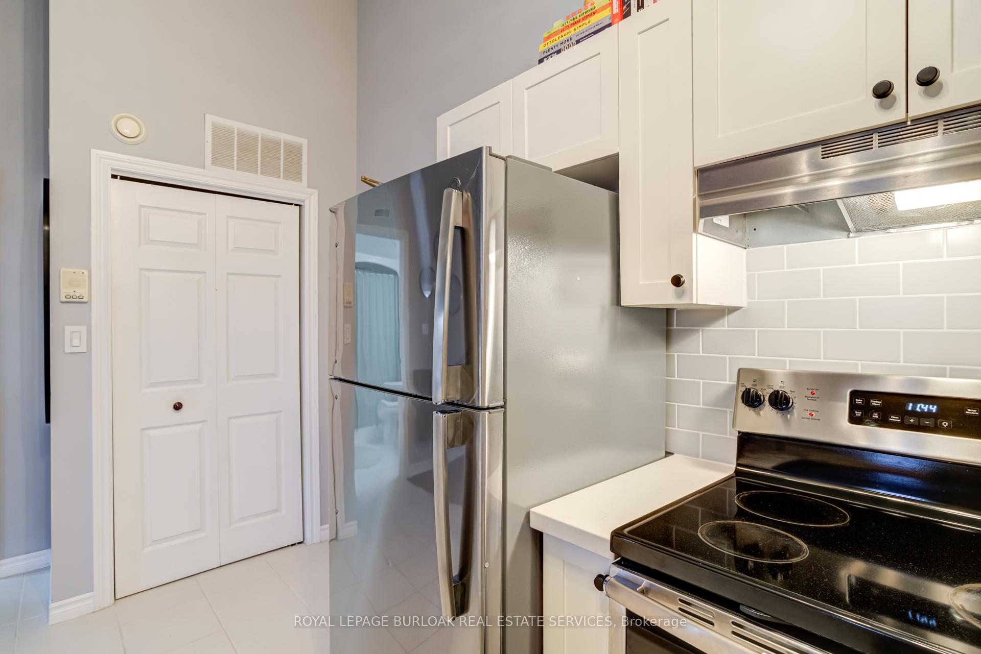 2 Bedrooms Condo at 4003 Kilmer, Burlington For sale