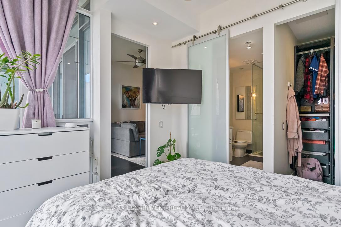 2 Bedrooms Condo at 88 Park Lawn,  Toronto For sale