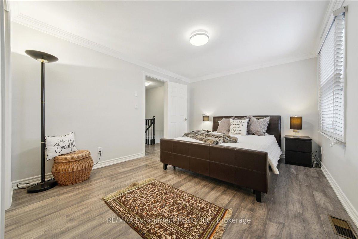 3 Bedrooms Condo at 779 Hyde,  Burlington For sale