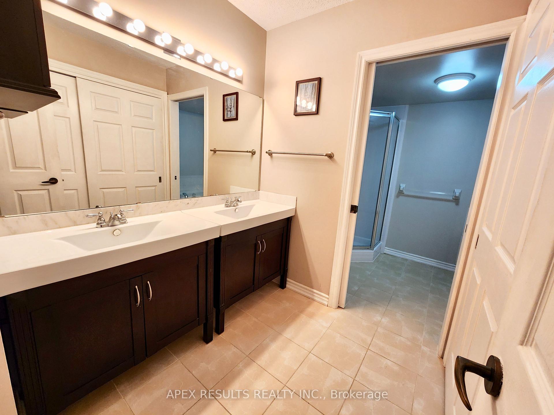 2 Bedrooms Condo at 2020 Cleaver, Burlington For sale