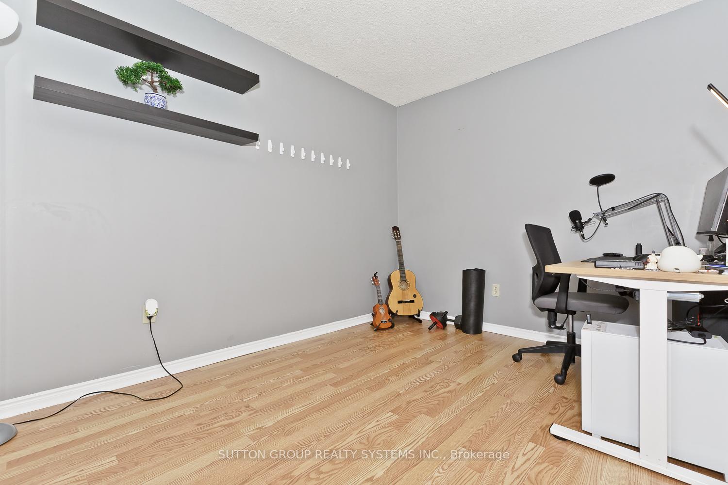 3 Bedrooms Condo at 50 Kingsbridge Garden, Mississauga For sale