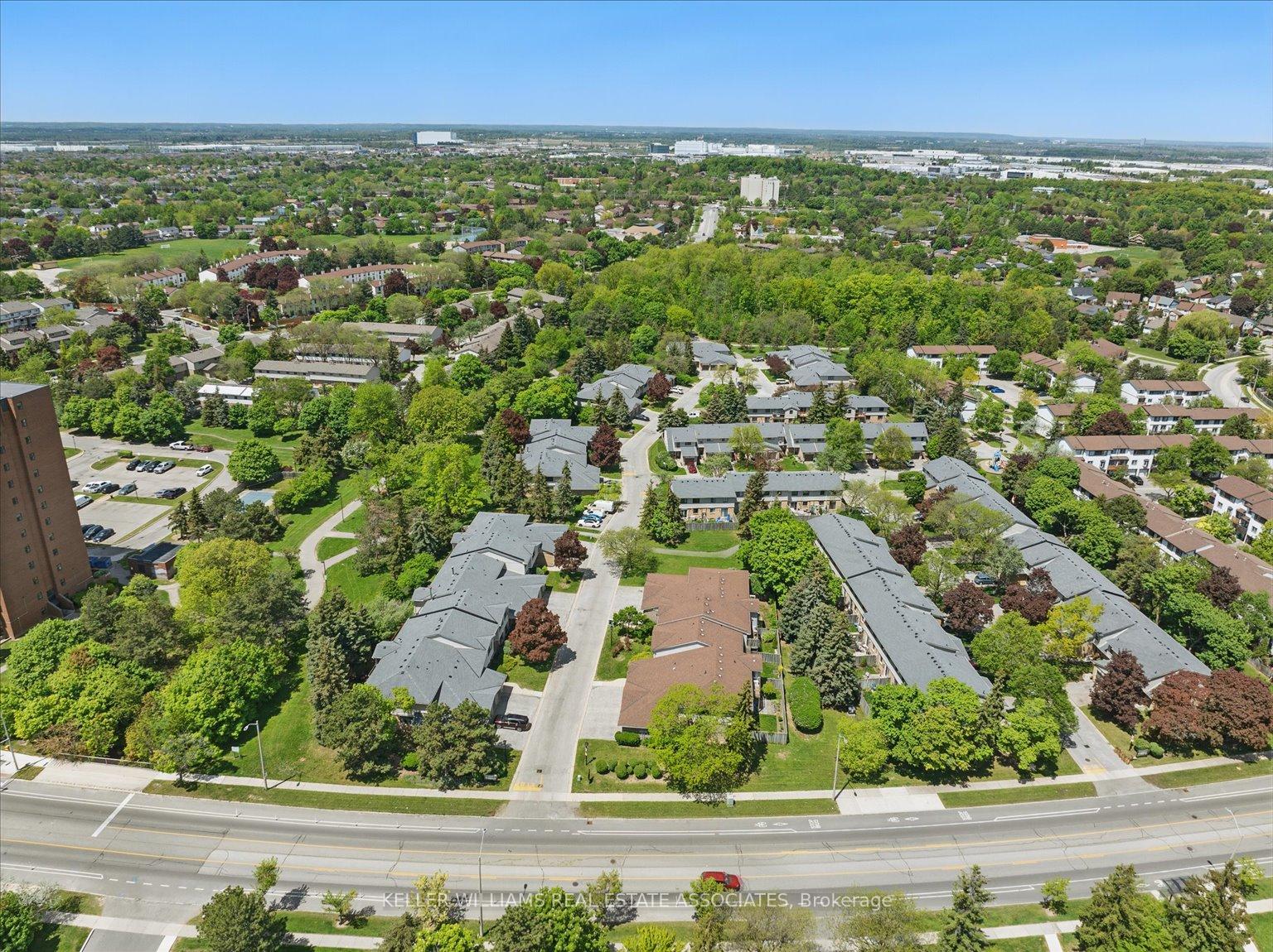 3 Bedrooms Condo at 2701 Aquitaine, Mississauga For sale