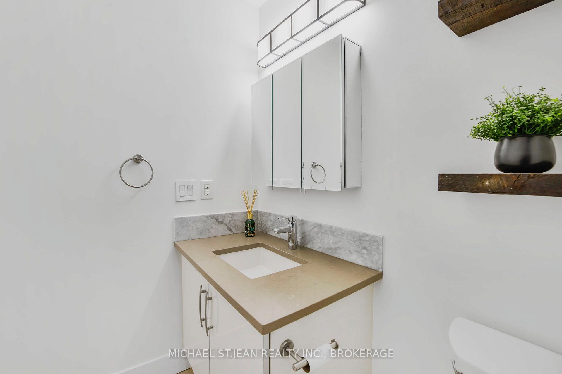 2 Bedrooms Condo at 90 Charlton,  Hamilton For sale