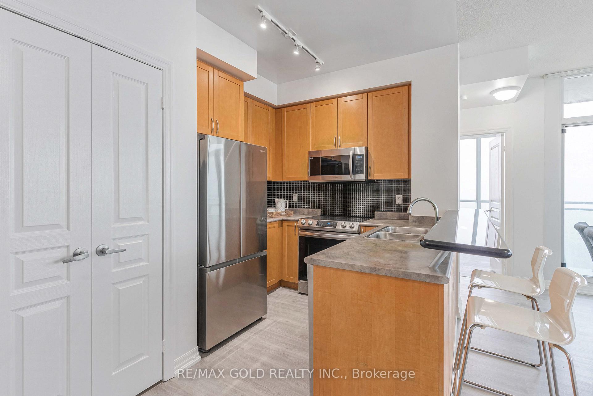 3 Bedrooms Condo at 3939 Duke Of York, Mississauga For sale