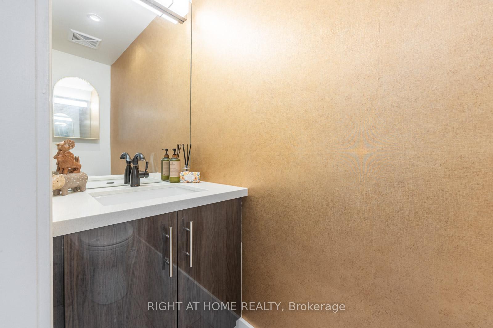 2 Bedrooms Condo at 39 Queens, Toronto For sale