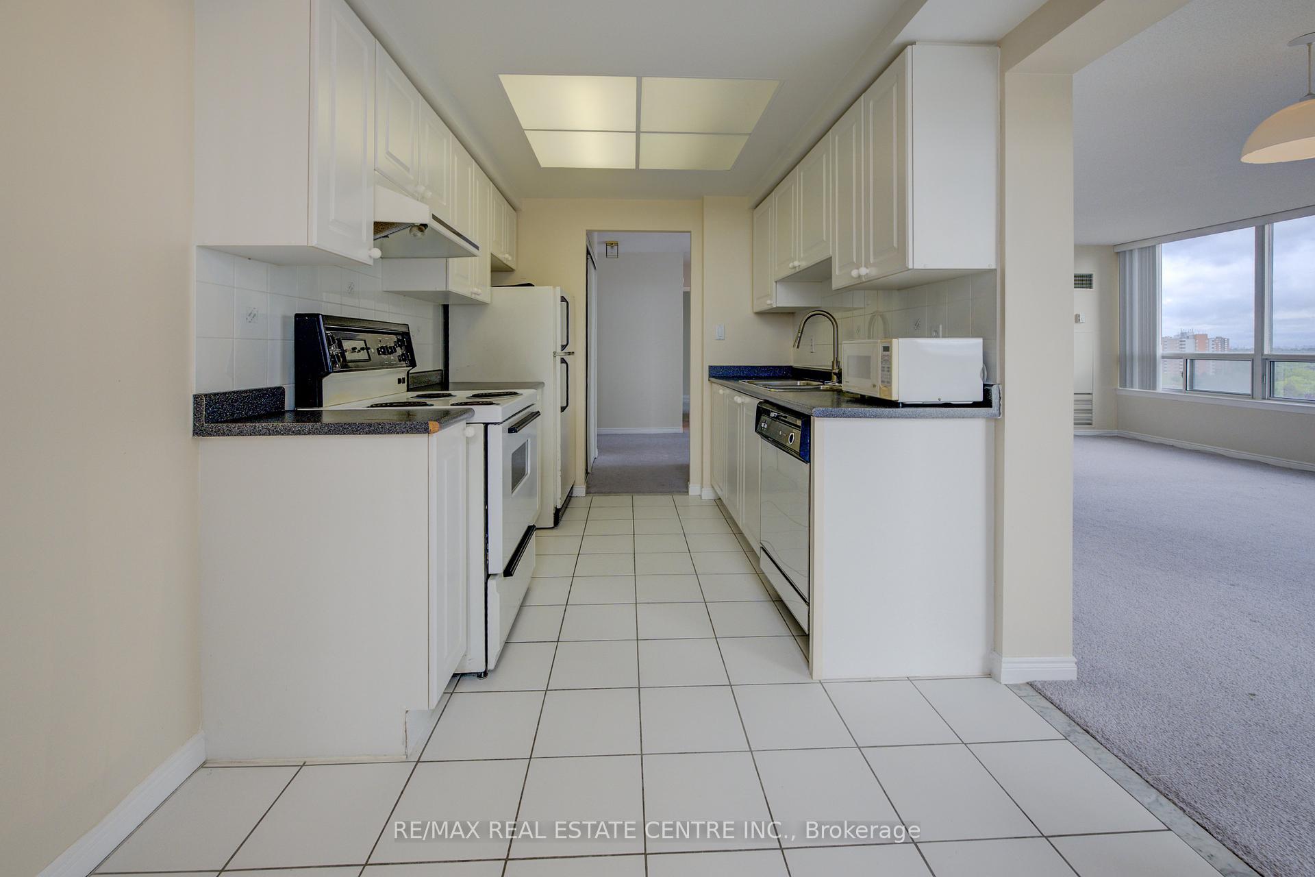 2 Bedrooms Condo at 135 Hillcrest, Mississauga For sale