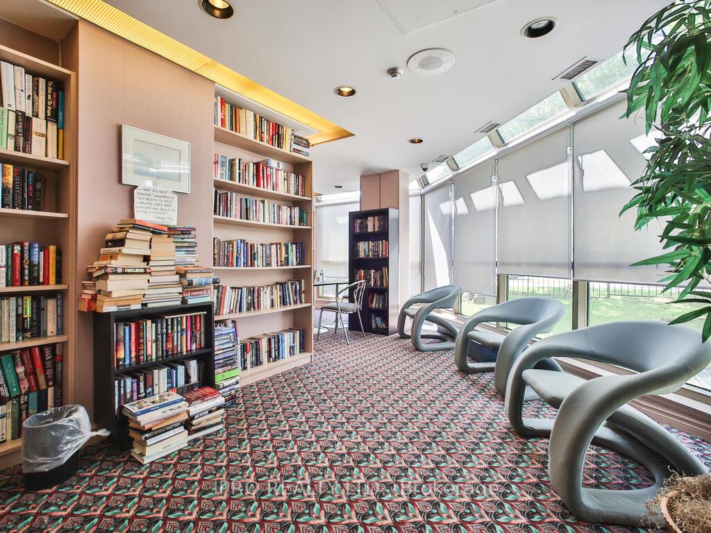 3 Bedrooms Condo at 330 Rathburn, Mississauga For sale
