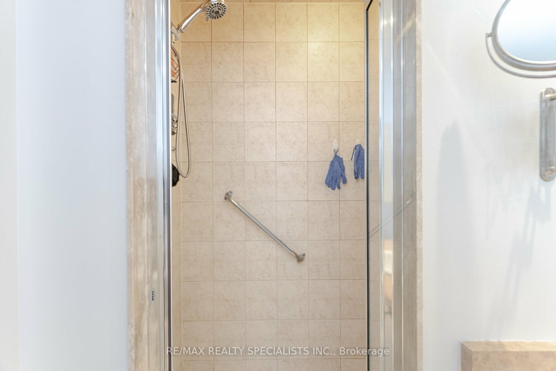 3 Bedrooms Condo at 399 Elizabeth, Burlington For sale