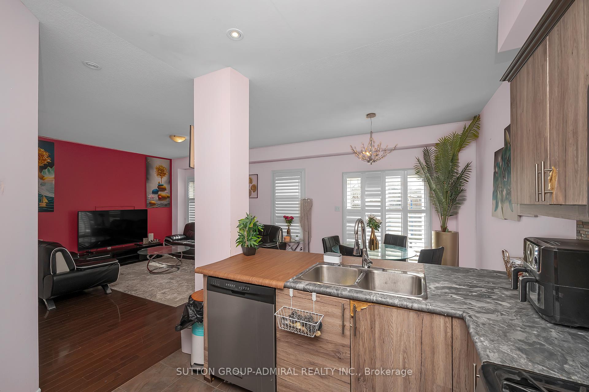 4 Bedrooms Condo at 6 Atessa,  Hamilton For sale