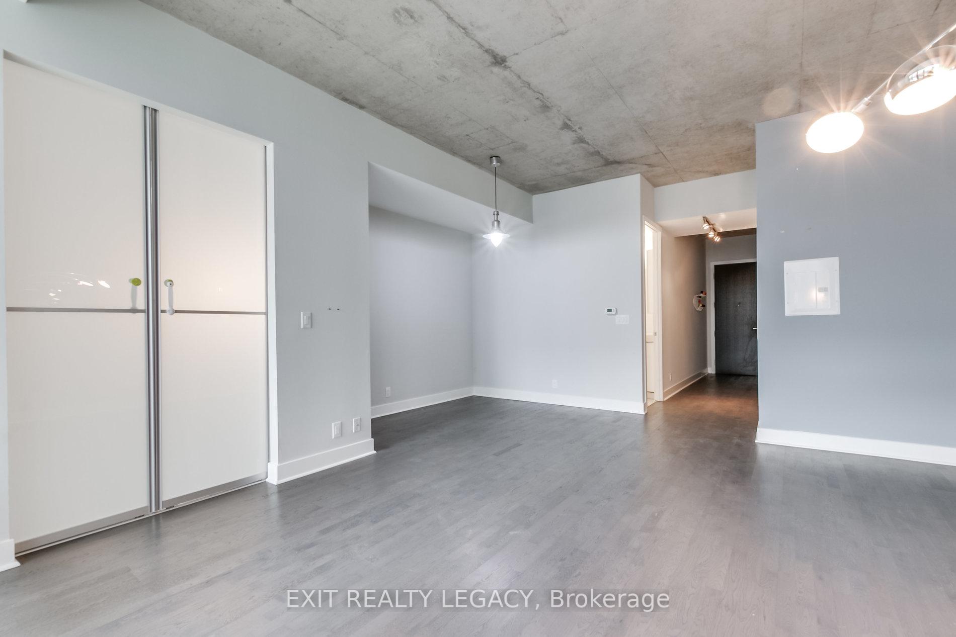 1 Bedroom Condo at 399 Adelaide,  Toronto For sale