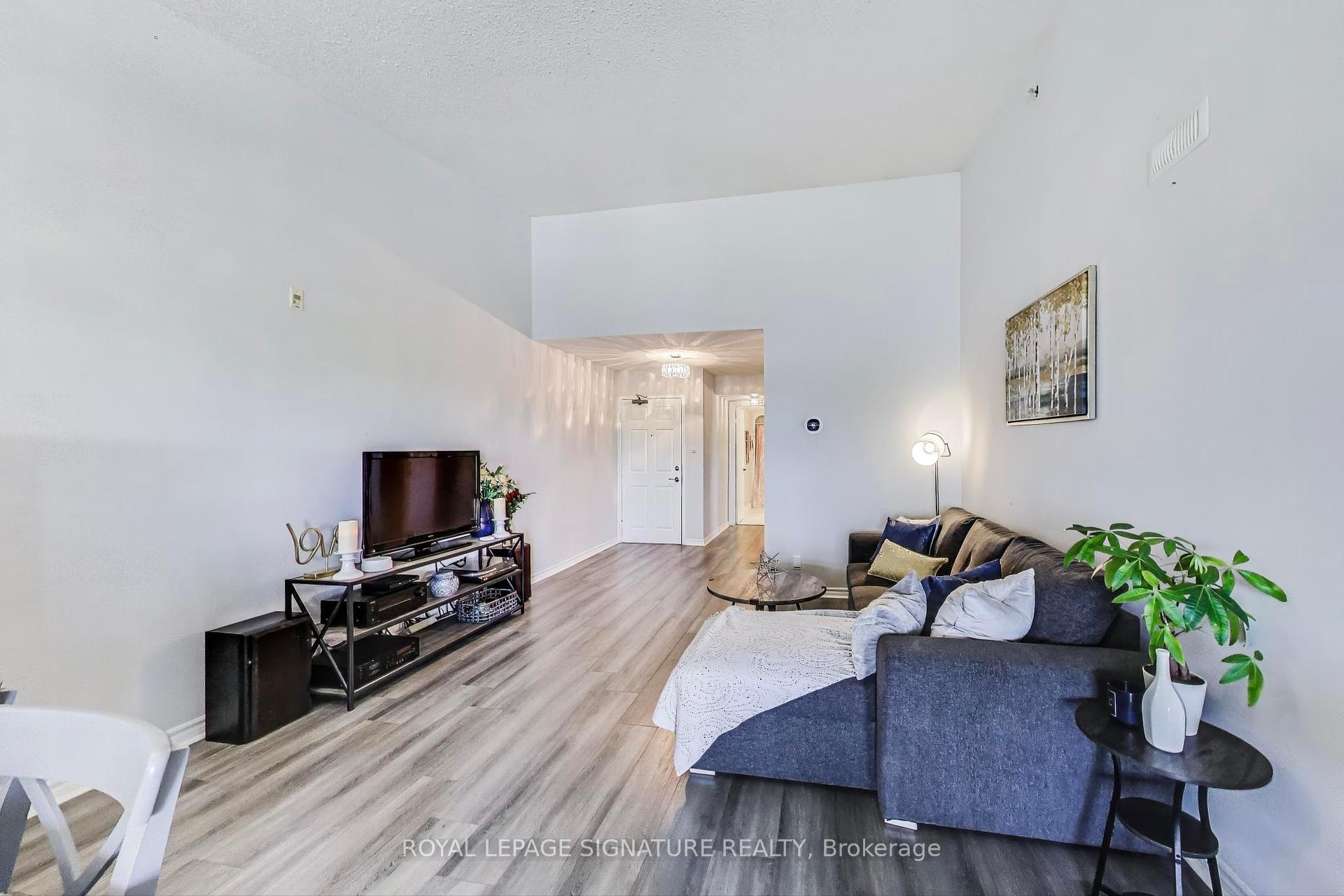 3 Bedrooms Condo at 1460 Bishops, Oakville For sale