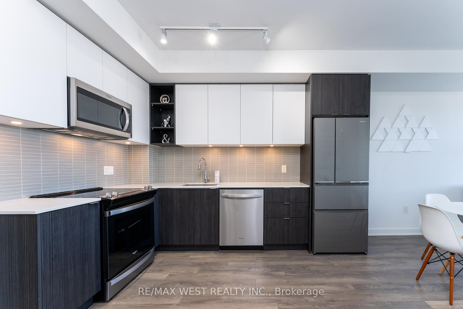 1 Bedroom Condo at 100 Eagle Rock, Vaughan For sale