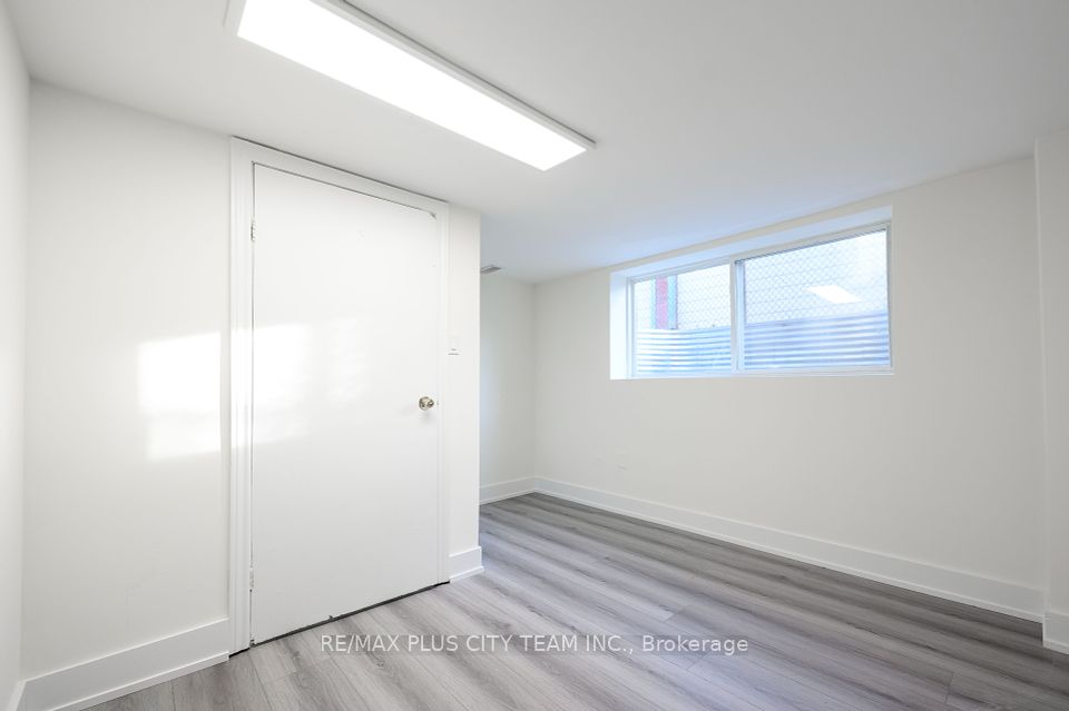 #Lower - 5 Ripon Road, Toronto, ON M4B 1H8
