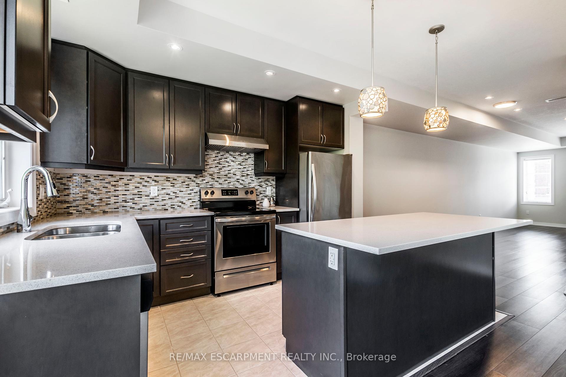 3 Bedrooms Condo at 290 Barton, Hamilton For sale