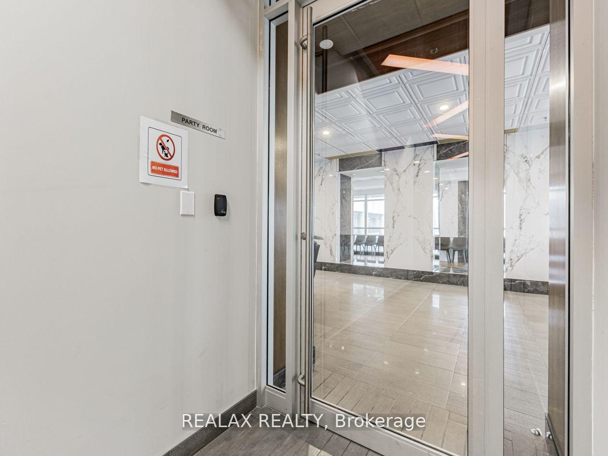 3 Bedrooms Condo at 70 Town Centre, Toronto For sale